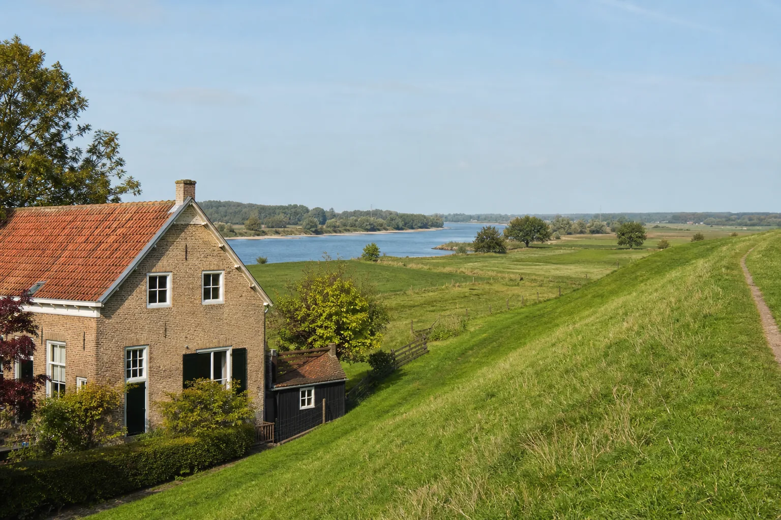 Dijkwoning met uitzicht op de Waal en de groene uiterwaarden